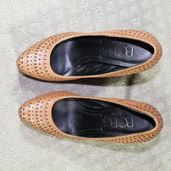 BCBG Size 5.5 Perforated Tan Leather 4.5" Heels - Picture 2 of 6